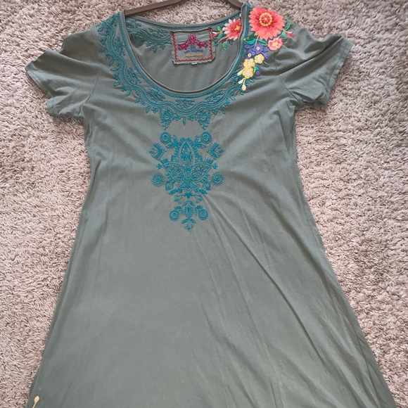 JW Los Angeles Dresses & Skirts - Embroidered dress with pretty designs!